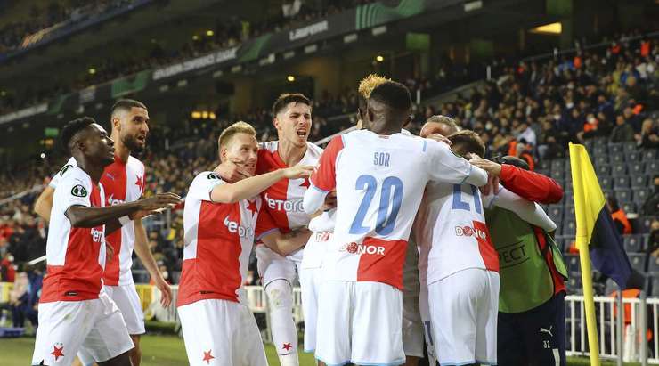 Vào! Ibrahim Traore (Slavia Prague) đã có mặt đúng lúc đúng chỗ để chộp lấy bóng bật ra trong vòng cấm, và anh ấy sút bóng thành bàn. Tỉ số là 0:1.