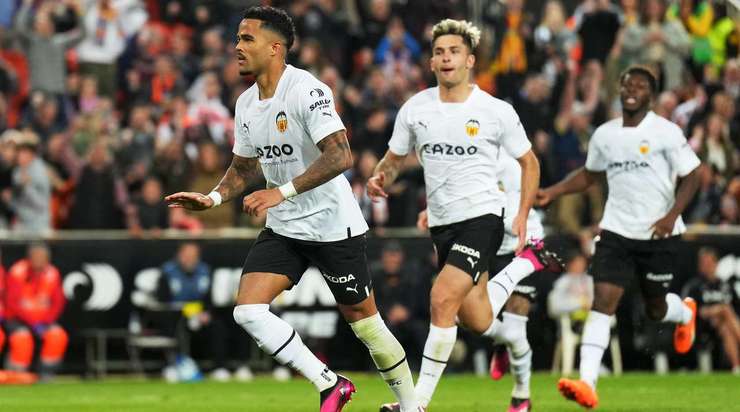 Vào! Justin Kluivert (Valencia) giành chiến thắng trên chấm phạt đền bằng một cú sút không thể cản phá, vượt qua tầm với của thủ môn Stole Dimitrievski vào góc thấp bên trái.