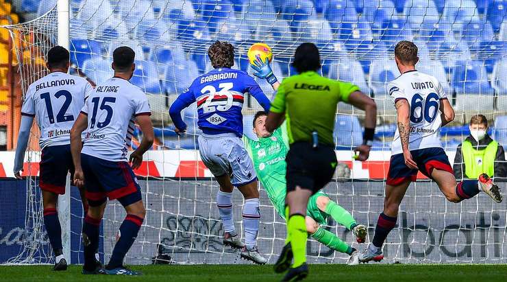 Bóng đã đi vào lưới! Maya Yoshida thực hiện một đường chọc khe chuẩn xác cho Manolo Gabbiadini (Sampdoria) và cầu thủ này bứt tốc vào vòng cấm để tung một cú sút tuyệt đẹp vào sát mé trong cột dọc bên trái. Tỉ số đã được thay đổi thành 1:0.