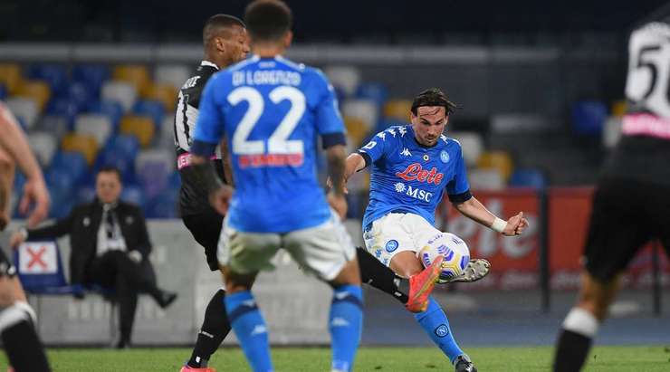Fabian Ruiz (Napoli) nhận đường chuyền từ đồng đội và anh không hề do dự tung một cú sút không thể cản phá vào góc cao bên trái khung thành.