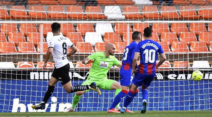 Vào - 2:0! Goncalo Guedes kiến tạo cho Carlos Soler (Valencia) trong vòng cấm và anh ấy đưa bóng vào góc phải phía dưới và qua Marko Dmitrovic.