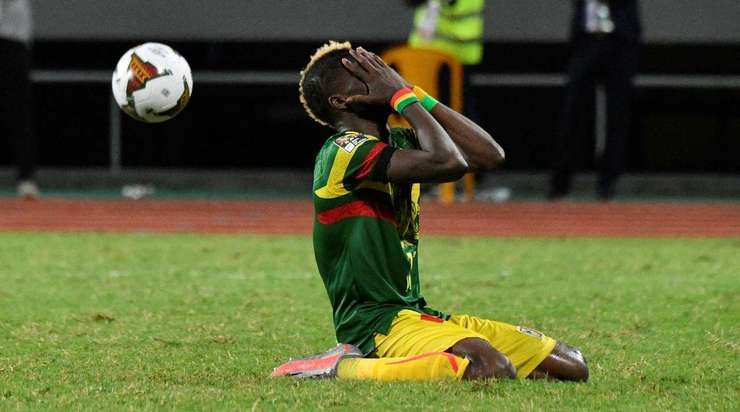 Falaye Sacko (Mali) đá hỏng quả phạt đền. Anh ấy sút bóng về phía góc thấp bên trái khung thành, nhưng thủ môn đã có một pha cản phá xuất sắc.