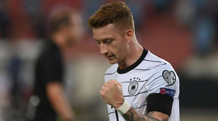Marco Reus (Đức) đón một đường chuyền trong vòng cấm và ghi bàn với một cú sút chìm vào giữa khung thành. Thủ môn đã không thể làm gì được.