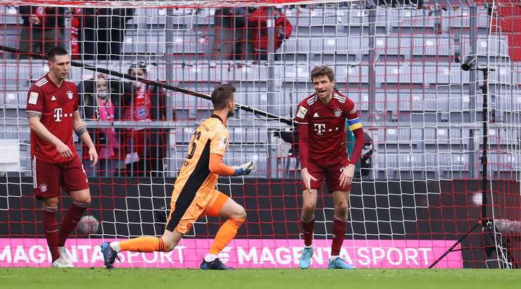PHẢN LƯỚI NHÀ! Đường treo bóng vào từ vị trí đá phạt đi trúng người Thomas Muller (Bayern Munich) và đổi hướng vào lưới. Tỉ số là 1:1.