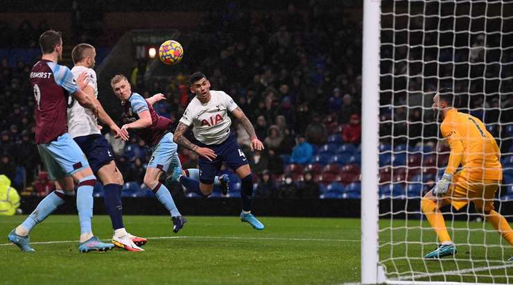 Ben Mee (Burnley) đang ăn mừng sau một bàn thắng tuyệt đẹp. Anh ấy có vừa đủ khoảng trống trong vòng cấm để đón quả đá phạt và đánh đầu chuẩn xác vào mé trong cột dọc bên phải.