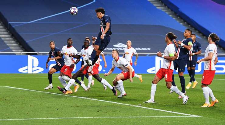 Bóng đã nằm trong lưới! Angel Di Maria câu bóng vào vòng cấm từ quả đá phạt, nơi Marquinhos (Paris SG) thoát khỏi người theo kèm và đánh đầu từ rìa vòng 5m50, đưa bóng thẳng vào mép trong cột dọc. Tỉ số bây giờ là 0:1.
