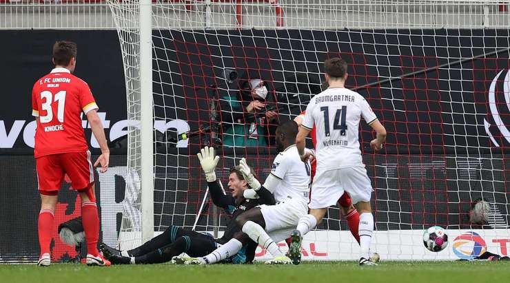 Đó là một bàn phản lưới nhà! Nico Schlotterbeck (Union Berlin) đã tự đưa bóng vào chính khung thành của đội mình!