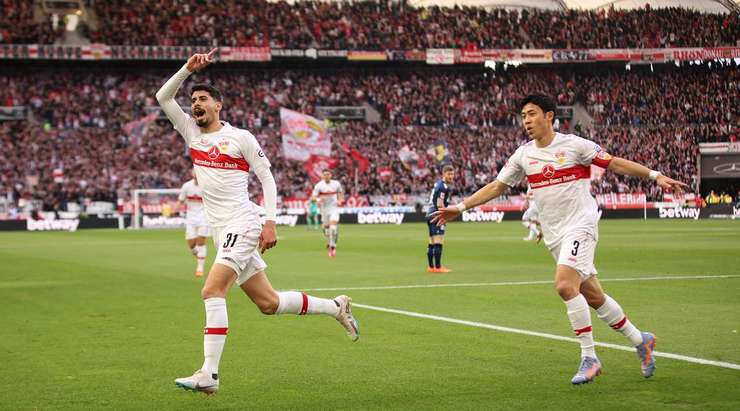 Gil Dias (VfB Stuttgart) kiểm soát bóng tại rìa vòng cấm sau một đường chuyền tầm thấp rất tốt của Genki Haraguchi. Anh ấy tạo khoảng trống cho mình và tung một cú sút tuyệt vời đi thẳng vào góc cao bên trái khung thành, bóng đập cột dọc vào lưới. Tỉ số là 1:0!