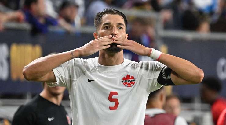 VÀO! Steven Vitoria (Canada) đã mạo hiểm thật sự khi sút phạt đền vào ngay giữa khung thành, tuy nhiên động tác của anh đã đánh lừa được thủ môn Matt Turner.