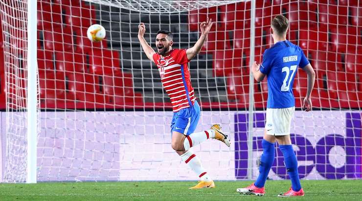Vào! Một sai lầm từ hàng phòng ngự đã biếu không một cơ hội cho Jorge Molina (Granada CF). Cầu thủ này đã rất bình tĩnh và dễ dàng đệm bóng vào lưới từ cự li gần. 1:0.