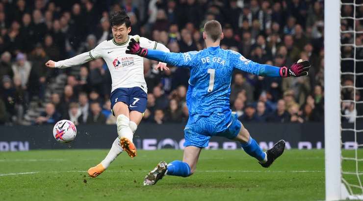 Bóng đã nằm trong lưới sau một pha dứt điểm xuất sắc của Heung-Min Son (Tottenham)! Harry Kane chọc khe rất sắc sảo và kiến tạo cơ hội cho Heung-Min Son (Tottenham), người đã phản ứng rất nhanh để thoát xuống đối mặt với thủ môn và dứt điểm từ cự li gần vào góc thấp bên phải khung thành. Tỉ số bây giờ là 2:2.