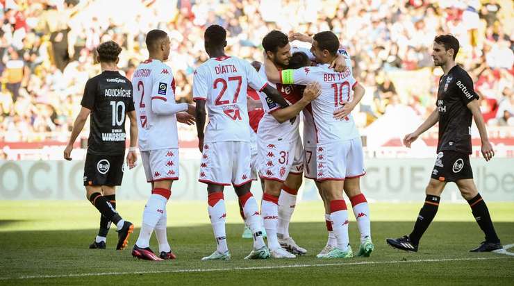 Kevin Volland (Monaco) nhận đường chuyền từ đồng đội và anh không hề do dự tung một cú sút không thể cản phá vào góc cao bên trái khung thành.