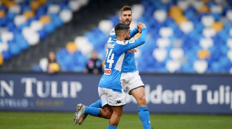 Vào! Lorenzo Insigne (Napoli) giành chiến thắng trên chấm phạt đền bằng một cú sút không thể cản phá, vượt qua tầm với của thủ môn Andrea Fulignati vào góc thấp bên trái.
