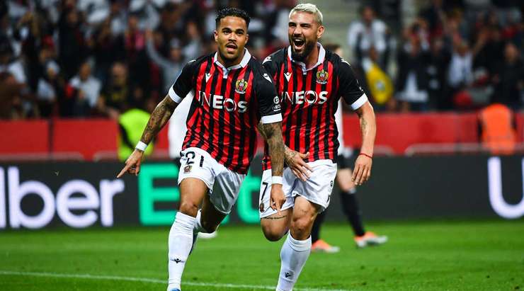 Justin Kluivert (Nice) tăng tốc về phía vòng cấm và khống chế bóng bóng gọn gàng sau một quả tạt. Anh ấy chuyển hóa cơ hội thành một bàn thắng với một cú sút hoàn hảo vòng qua người thủ môn.