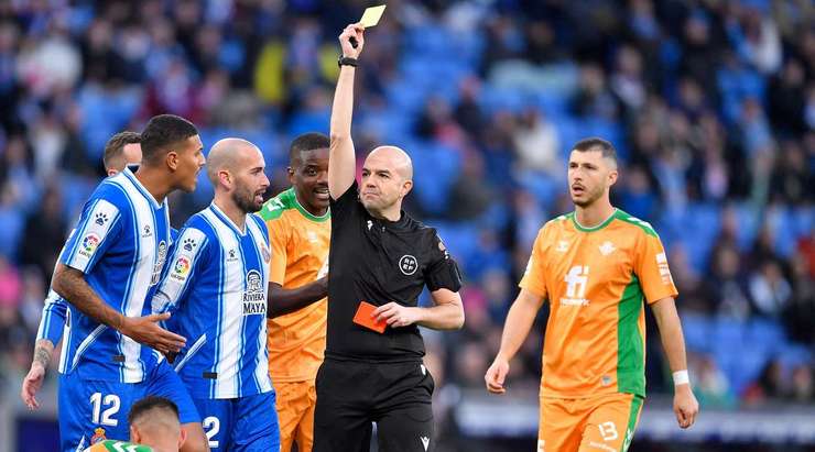 Pablo Gonzalez Fuertes rút thẻ vàng cho Cesar Montes (Espanyol) vì pha phạm lỗi rõ ràng của anh ấy.