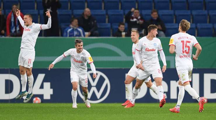Vào! Phil Neumann (Holstein Kiel) sút bóng bật ra vào góc trái phía dưới sau khi bóng đến chỗ anh ấy trong vòng cấm. Tỉ số là 2:1.