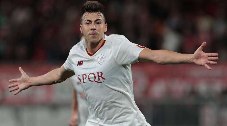 Vào! Stephan El Shaarawy (AS Roma) đã có mặt đúng lúc đúng chỗ để lấy bóng bật ra trong vòng cấm, và anh ấy sút bóng vào chính giữa mành lưới. Tỉ số là 0:1.