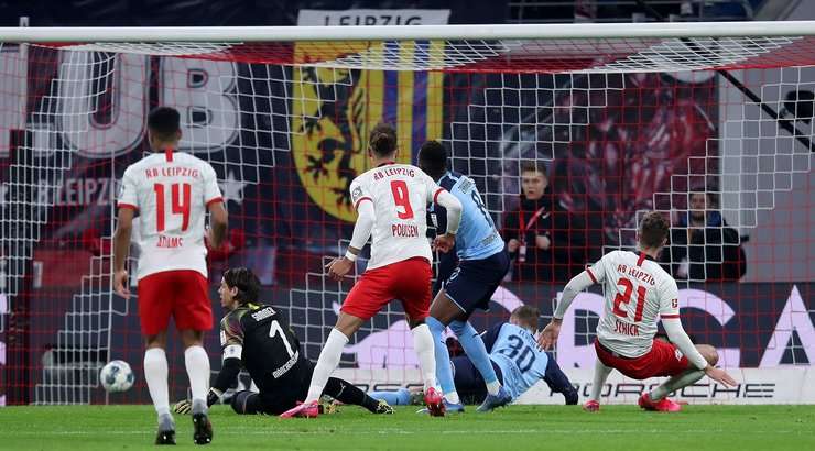 Vào! Thủ môn Yann Sommer phạm một sai lầm tồi tệ và Patrik Schick (RB Leipzig) đã không gặp khó khăn gì để đưa bóng vào lưới, 1:2.