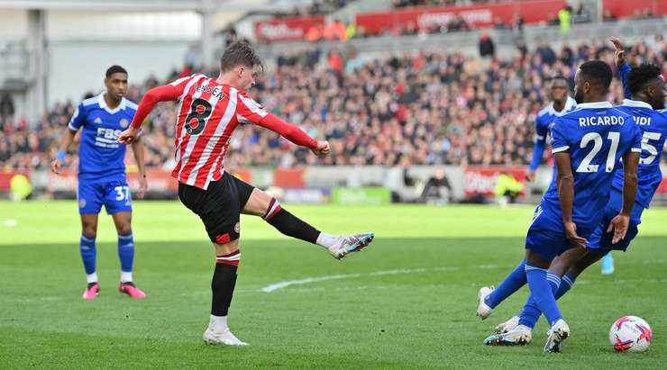 Vào! Mathias Jensen (Brentford) tung một cú sút trong vòng cấm và pha dứt điểm bị chệch hướng và đi qua thủ môn. 1:0.