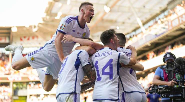 Vào! Bóng đến chỗ Lyndon Dykes (Scotland) sau một vài tình huống phòng ngự tồi, anh ấy đối mặt với thủ môn và bình tĩnh đưa bóng vào lưới! Anh ấy thay đổi tỉ số thành 1:1.