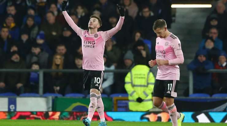 Vào! Ricardo Pereira nạp đạn cho James Maddison (Leicester) ở một vị trí bên trong vòng cấm, và cầu thủ này đã giữ được cái đầu lạnh để sút bóng vào góc trái khung thành, làm tung lưới thủ môn đối phương. Tỉ số là 0:1.