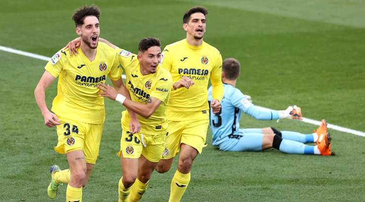 Fer Nino (Villarreal) nhận một đường chuyền sát thủ và dứt điểm đơn giản nhưng chính xác, làm tung lưới khung thành đối phương.