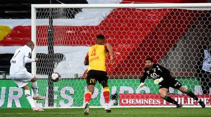 VÀO! Đó là một cú sút phạt đền hoàn hảo của Burak Yilmaz (Lille) về phía góc cao bên trái, không có một chút cơ hội nào cho thủ môn Jean-Louis Leca để cản phá!