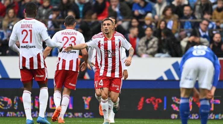 Vào! Mickael Barreto (AC Ajaccio) sút bóng bật ra vào góc phải phía trên sau khi bóng đến chỗ anh ấy trong vòng cấm. Tỉ số là 2:1.