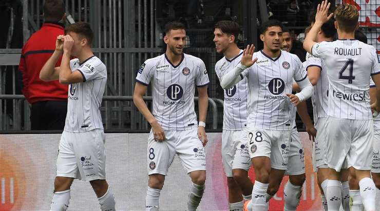 Thijs Dallinga (Toulouse) nhận một đường chuyền thú vị bên trong vòng cấm và anh tung một cú sút chìm chuẩn xác vào góc thấp bên trái khung thành. Một pha dứt điểm hiểm hóc!