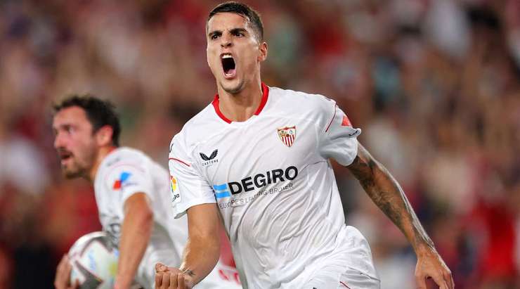 Erik Lamela (Sevilla) khống chế một cách hoàn hảo đường treo bóng vào từ quả phạt góc và anh tung cú sút trái phá vào góc thấp bên trái khung thành. Một bàn thắng tuyệt vời!