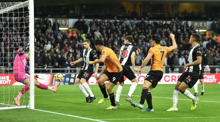 Martin Dubravka có một pha cản phá quan trọng để ngăn chặn cú đánh đầu cận thành của Raul Jimenez (Wolves) sau một quả tạt. Một pha cứu thua đẳng cấp.