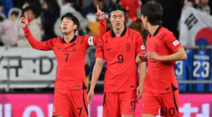 VÀO! Heung-Min Son (Hàn Quốc) cướp lấy quả bóng tại rìa vòng cấm sau một sai lầm tai hại của hàng thủ đối phương tung cú sút mạnh vào lưới. Tỉ số lúc này là 1:0.