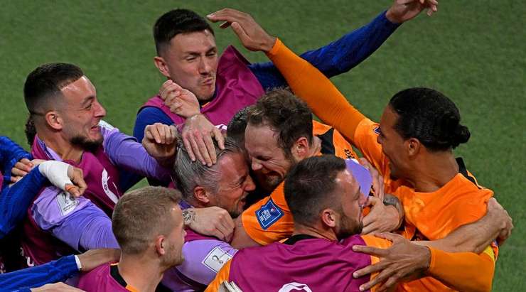 Vào! Daley Blind (Hà Lan) nhận một đường chuyền ngắn rất vừa tầm từ Denzel Dumfries ở một vị trí bên trong vòng cấm, anh lách người và tung một cú sút không thể cản phá vào góc trái khung thành. Tỉ số là 2:0.