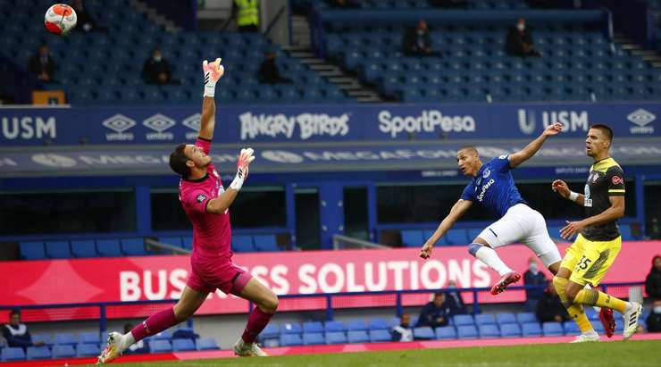 Một đường chuyền bổng rất tốt của Lucas Digne tìm đến Richarlison (Everton) tại rìa vòng cấm. Cầu thủ này đón bóng và tung một cú sút tuyệt đẹp làm tung nóc lưới cầu môn đối phương! Tỉ số bây giờ là 1:1.