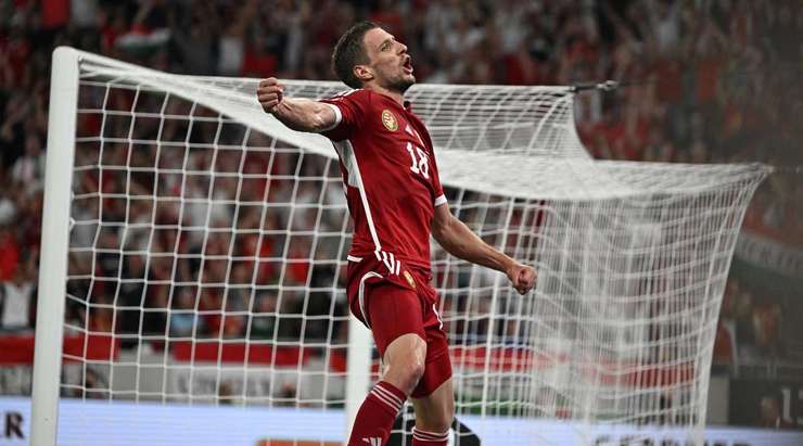Bóng đã nằm trong lưới! Attila Szalai treo bóng vào vòng cấm và Barnabas Varga (Hungary) đón quả tạt để dứt điểm gọn gàng vào lưới. 1:0.