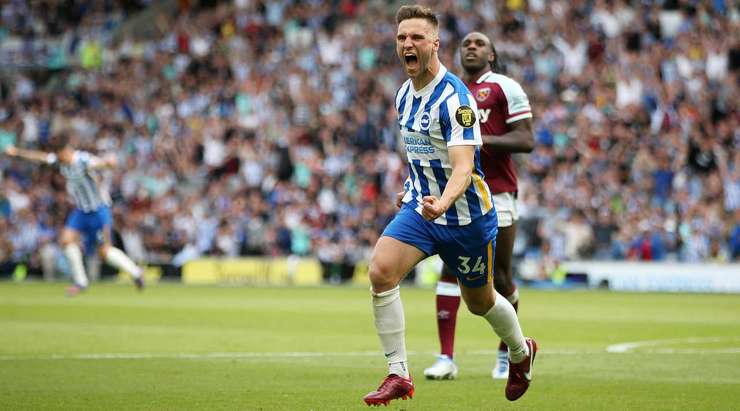 Joel Veltman (Brighton) nhận bóng trong vòng cấm, anh xoay trở rất nhanh nhẹn và dễ dàng sút tung lưới khung thành đối phương.
