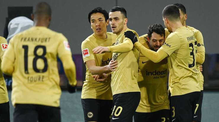Vào! Tình huống phối hợp nhịp nhàng ở ngoài rìa vòng cấm với Djibril Sow mở ra cho Amin Younes (Eintracht Frankfurt) một cơ hội ghi bàn mười mươi. Anh không làm đồng đội thất vọng khi đánh bại thủ môn đối phương với một cú sút đi thẳng vào góc thấp bên trái khung thành. Tỉ số là 0:1.