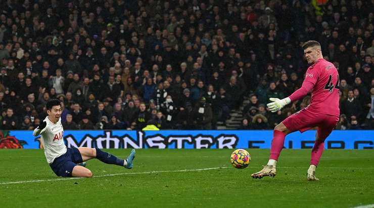 Một bàn thắng đẹp mắt! Lucas Moura chuyền bóng cho Heung-Min Son (Tottenham), người đang đứng ở một vị trí trống trải trong vòng cấm để cầu thủ này có một cú sút một chạm, đưa bóng vòng qua người thủ môn Fraser Forster và đi vào góc thấp bên phải mành lưới. Tỉ số là 2:1.