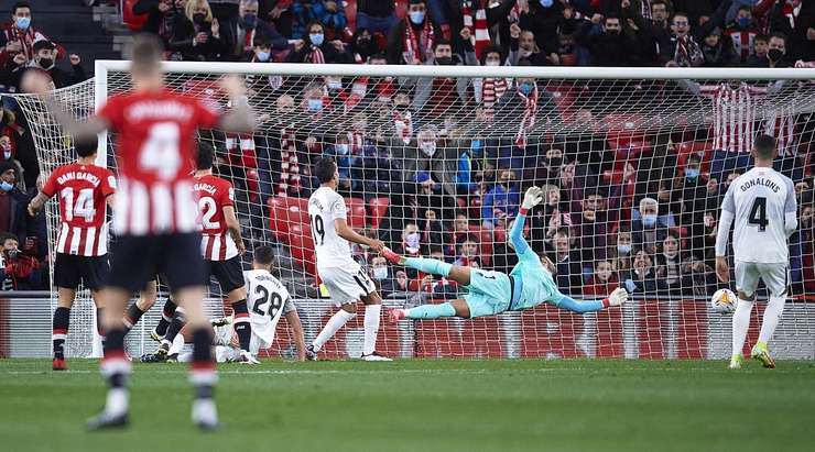 Vào! Một sai lầm từ hàng phòng ngự đã biếu không một cơ hội cho Raul Garcia (Ath Bilbao). Cầu thủ này đã rất bình tĩnh và dễ dàng đệm bóng vào lưới từ cự li gần. 1:0.