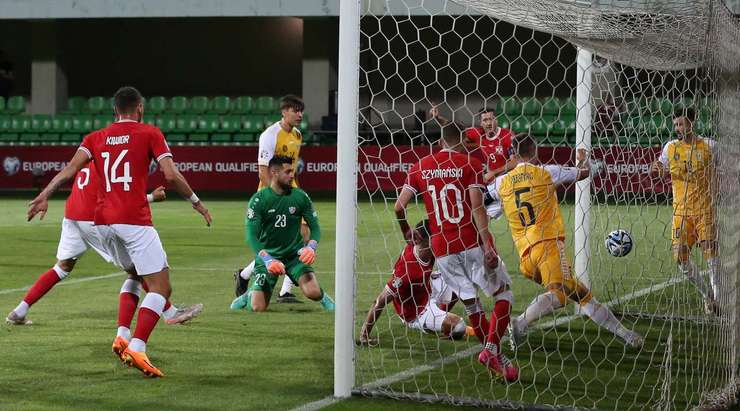 Vào! Robert Lewandowski kiến tạo cho Arkadiusz Milik (Ba Lan) người đệm bóng vào lưới trống. Anh ấy thay đổi tỉ số thành 0:1.