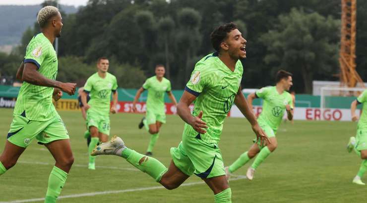 Bóng từ quả đá phạt tìm đến Omar Marmoush (Wolfsburg), người đang ở một vị trí rất trống trải và anh đã ghi bàn với một cú đánh đầu sấm sét vào nóc lưới. Một cú đánh đầu tầm xa siêu phẩm!