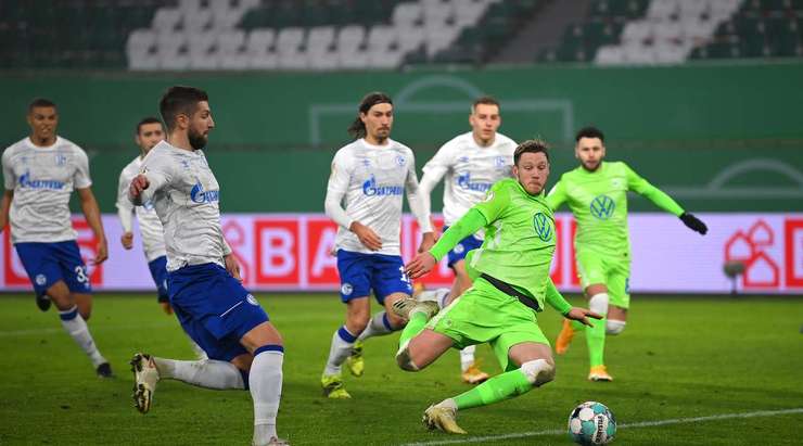 Vào! Wout Weghorst (Wolfsburg) là người nhanh nhất phản ứng với pha bóng bật ra và sút bóng vào lưới. Tỉ số là 1:0.