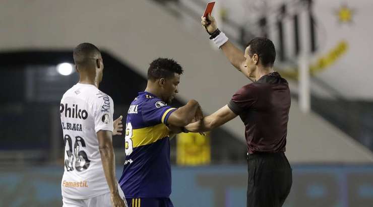 Frank Fabra (Boca Juniors) rất có thể đã nghĩ rằng anh ấy đang chơi một môn thể thao khác, vì những hành vi như thế này là không thể chấp nhận được trong bóng đá, và trọng tài không còn lựa chọn nào khắc ngoài việc rút ra một tấm thẻ đỏ trực tiếp!