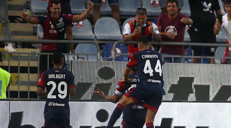 Vào! Jeroen Zoet đã chạm được những đầu ngón tay vào bóng sau cú sút của Joao Pedro (Cagliari), nhưng chừng đó thôi không đủ ngăn trái bóng đi vào góc thấp bên phải khung thành.