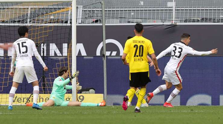 Filip Kostic trình diễn kĩ thuật xuất sắc của mình và treo một đường bóng bổng đẹp mắt vào trong vòng cấm , nơi Andre Silva (Eintracht Frankfurt) đón bóng và ghi tên lên bảng điện tử với một cú đánh đầu chuẩn xác vào góc thấp bên phải khung thành. Tỉ số là 1:2.