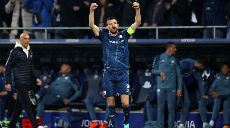 Bóng bật ra và đến chân của Anthony Losilla (Bochum) ở ngay bên ngoài vòng cấm. Anh không hề do dự và tung một cú sút tuyệt vời vào góc cao bên trái khung thành. Pha dứt điểm đi ra ngoài tầm với của thủ môn Gregor Kobel và tỉ số đã được thay đổi thành 1:0.