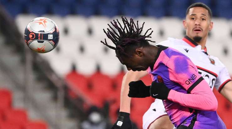 Vào! Mauro Icardi treo bóng qua vòng cấm và Moise Kean (Paris SG) đón nó để đánh đầu vào lưới. Anh ấy thay đổi tỉ số thành 2:1.