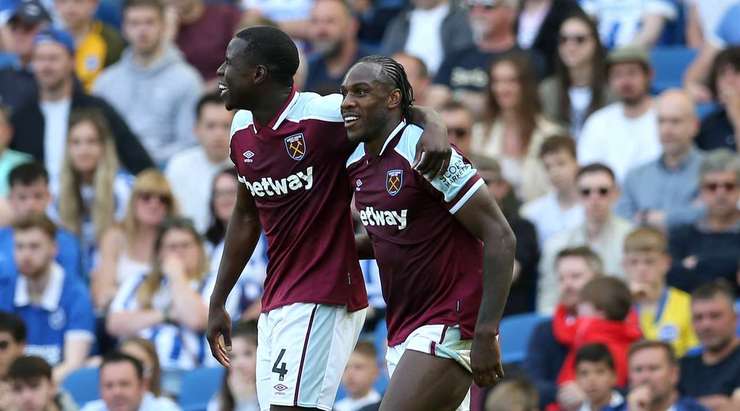 Một tuyệt phẩm ngay ngoài vòng cấm! Michail Antonio (West Ham) sút bóng với một tốc độ và lực sút kinh hoàng vào phía trong cột dọc bên trái.