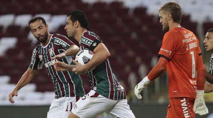 Vào! Fred (Fluminense) giành chiến thắng trên chấm phạt đền bằng một cú sút không thể cản phá, vượt qua tầm với của thủ môn Javier Nicolas Burrai vào góc thấp bên trái.