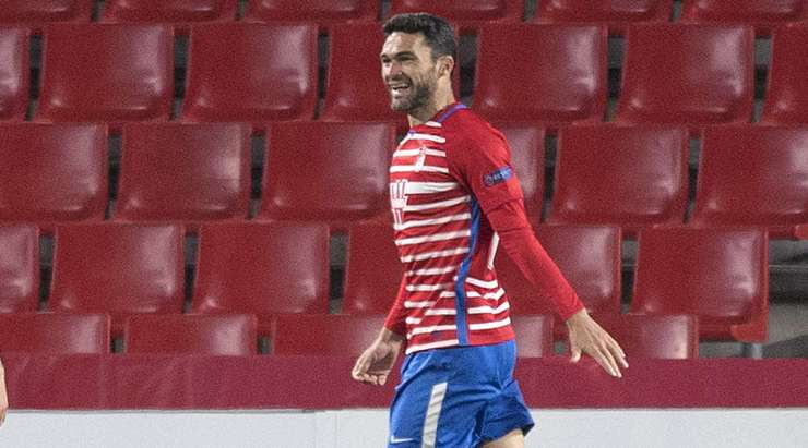 VÀO! Đường chuyền trên cả tuyệt vời cho Kenedy (Granada CF) đến sau một pha phản công. Ở một vị trí không thể trống trải hơn, anh bình tĩnh khống chế bóng trước khi dứt điểm gọn gàng từ cự ly gần, không cho thủ môn đối phương một cơ hội nào. Tỉ số bây giờ là 2:0.